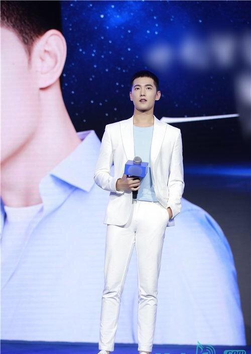 武漢西服定做廠家眼中的男明星西服風(fēng)是怎么樣的