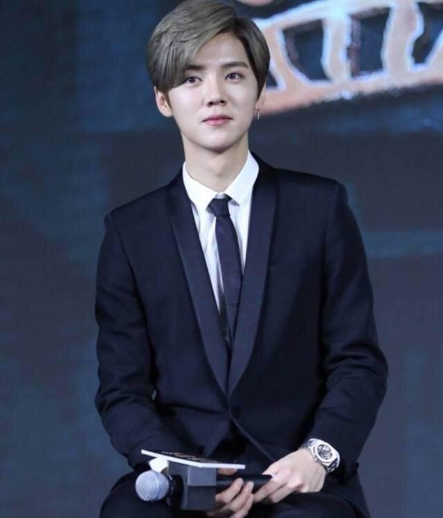 武漢西服定做廠家眼中的男明星西服風(fēng)是怎么樣的